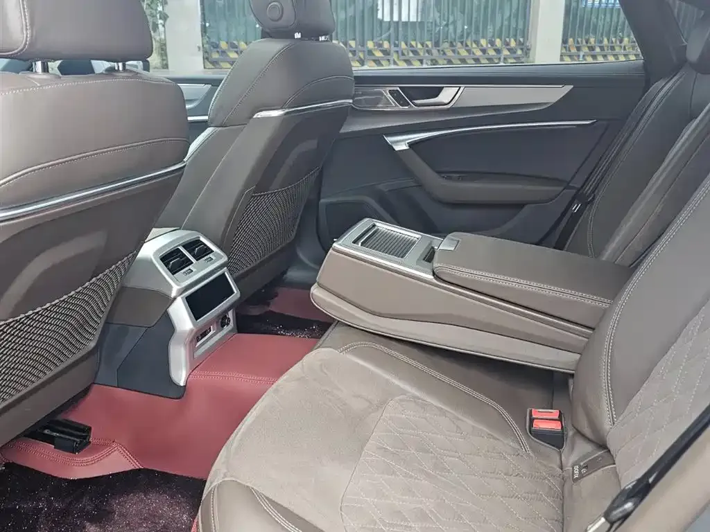 Audi A7L 2023 из CN, фото 4