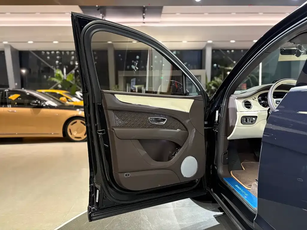 Bentley Bentayga PHEV 2023 из CN, фото 9