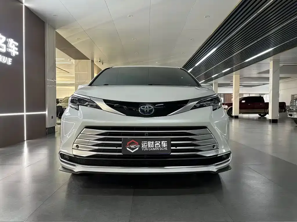 Toyota Sienna 2023 из CN, фото 2