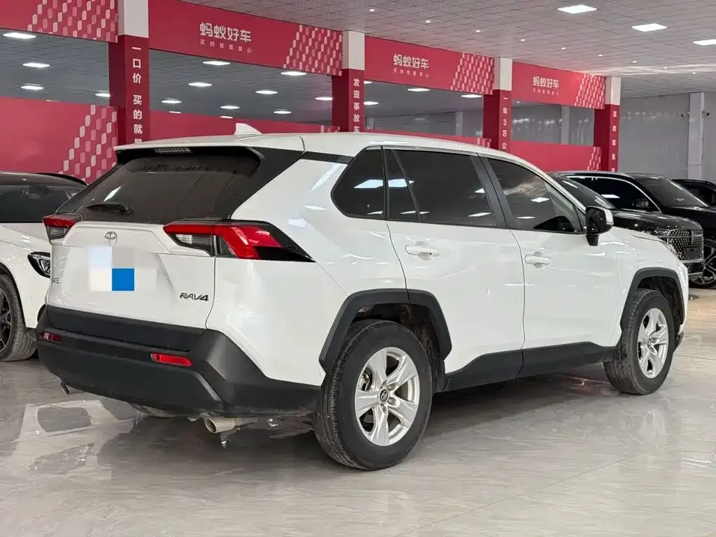 Toyota RAV4 2023 из CN, фото 2