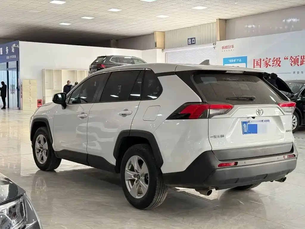 Toyota RAV4 2023 из CN, фото 3