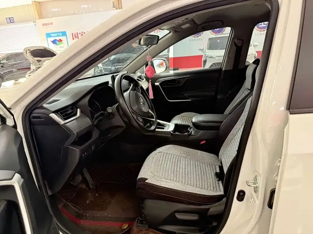 Toyota RAV4 2023 из CN, фото 8