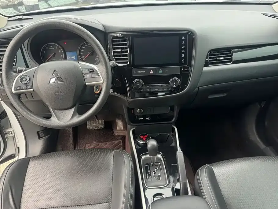Mitsubishi Outlander 2022 из CN, фото 2