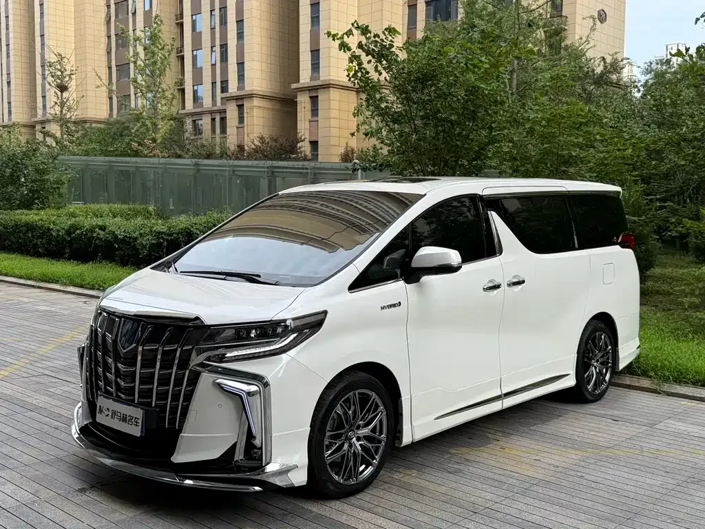 Toyota Alphard — фото 1