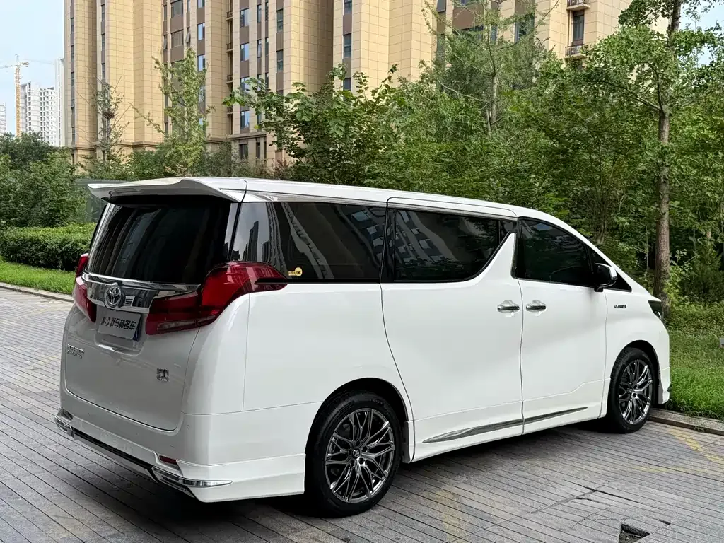 Toyota Alphard — фото 4