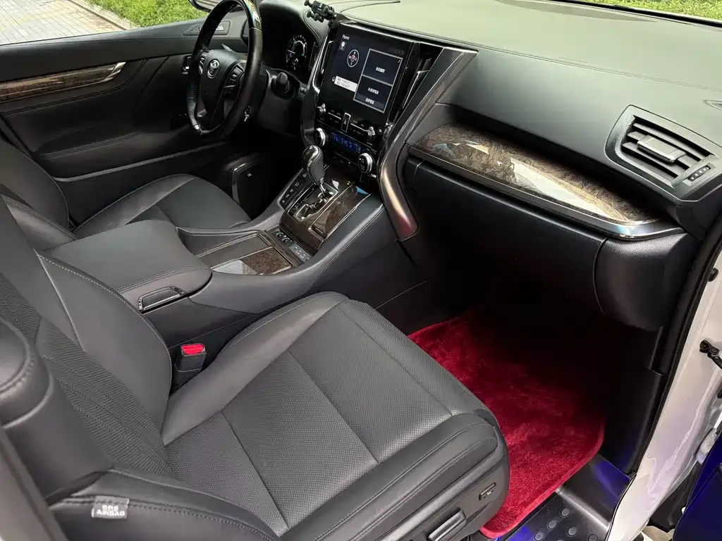 Toyota Alphard — фото 9