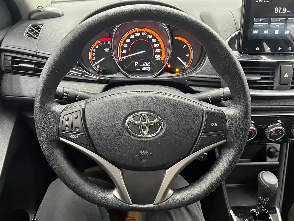 Toyota Yaris L — фото 10