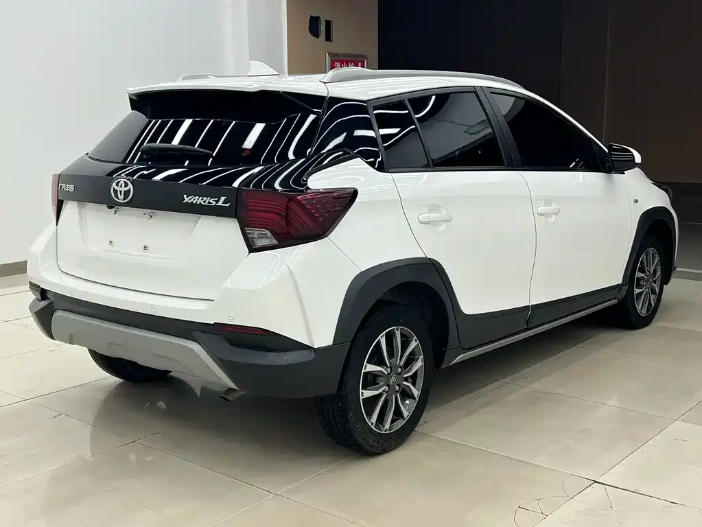 Toyota Yaris L — фото 7