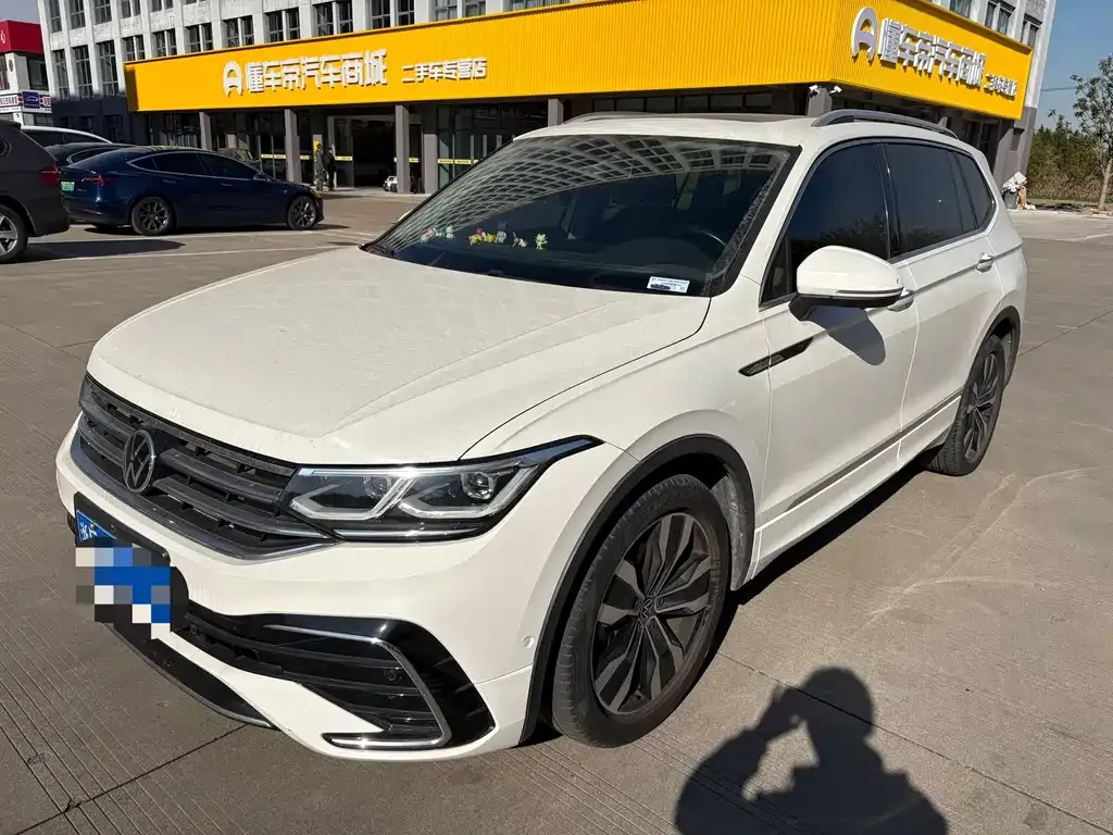 Volkswagen Tiguan L — фото 1