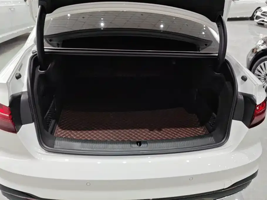 Audi A4L 2023 из CN, фото 4