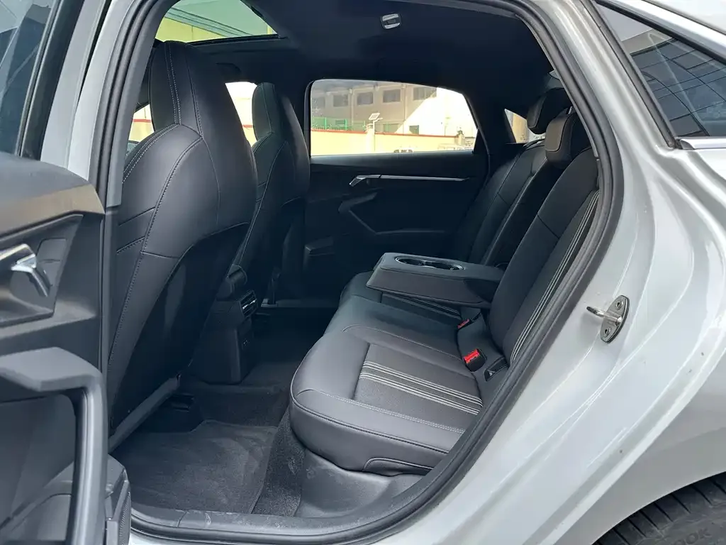 Audi A3 2023 из CN, фото 4