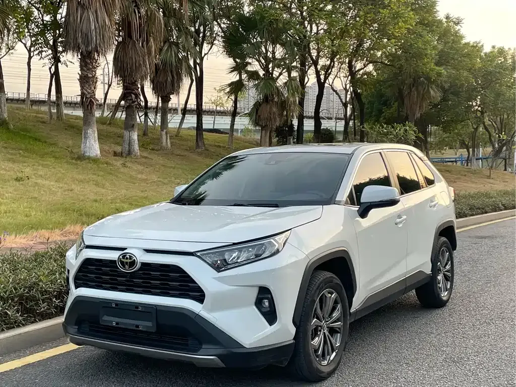 Toyota RAV4 2023 из CN, фото 1