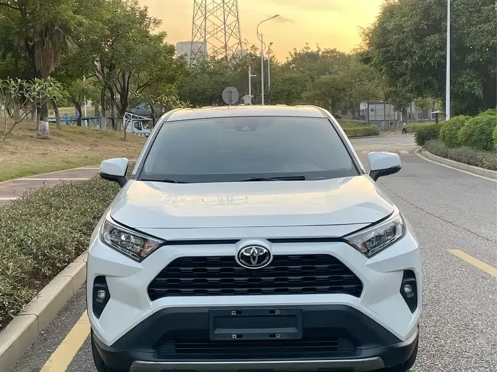 Toyota RAV4 2023 из CN, фото 2