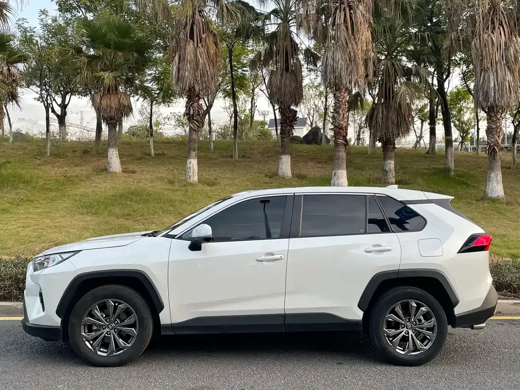 Toyota RAV4 2023 из CN, фото 3