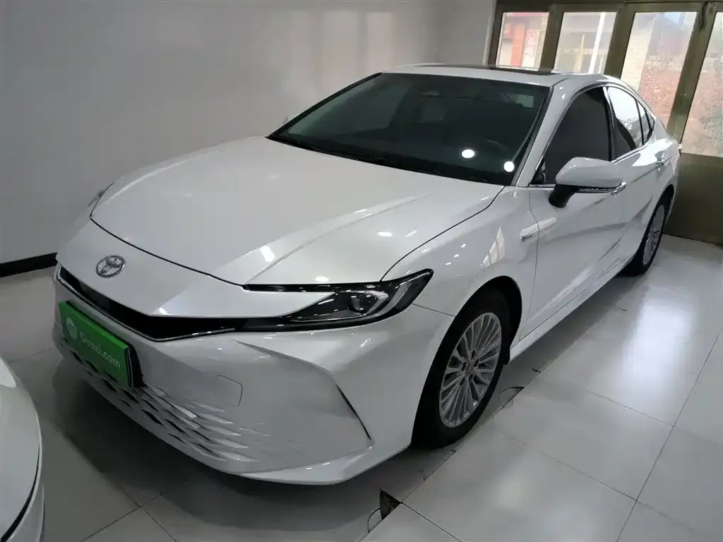 Toyota Camry — фото 1
