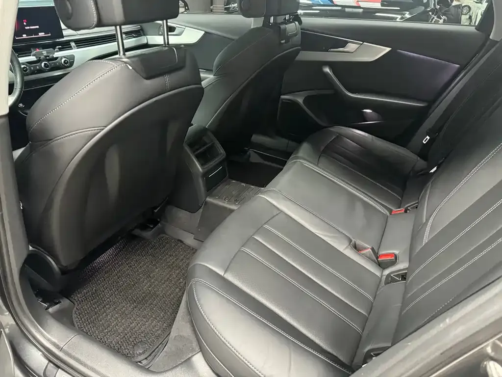 Audi A4L 2021 из CN, фото 6