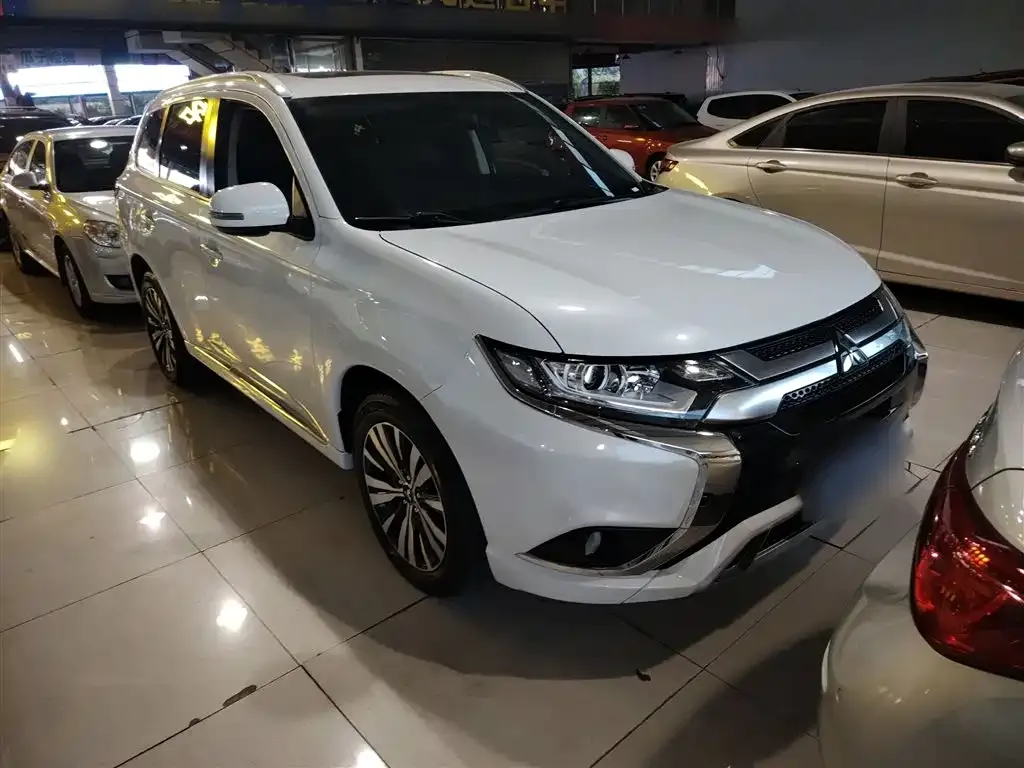 Mitsubishi Outlander — фото 4