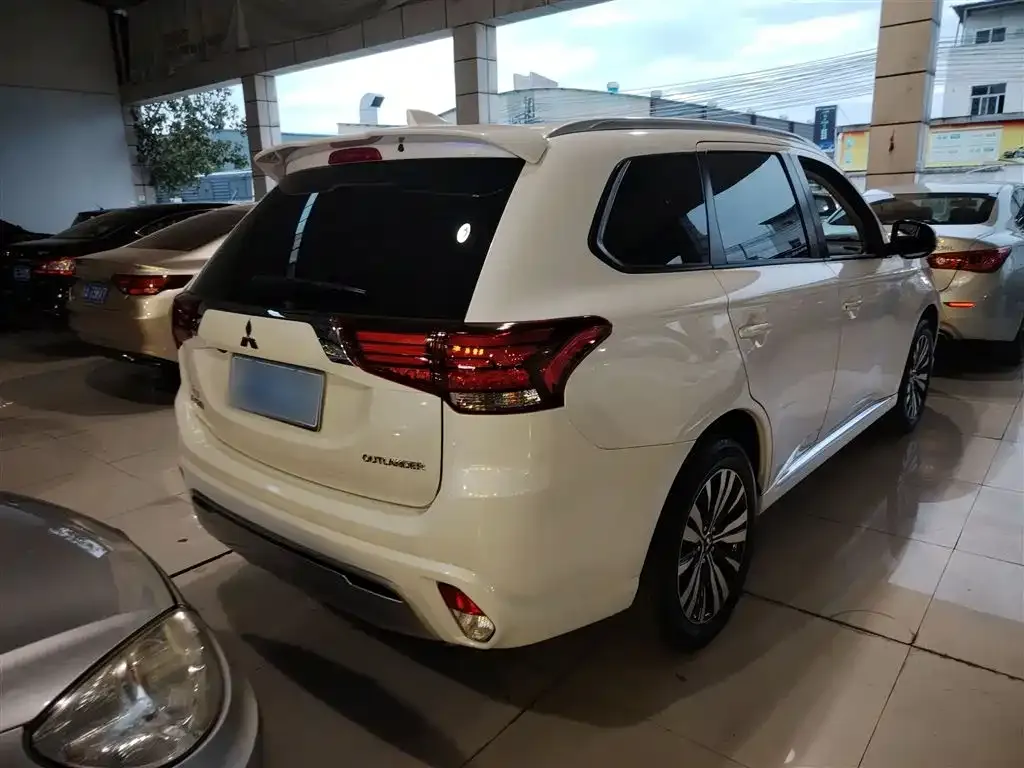Mitsubishi Outlander — фото 7