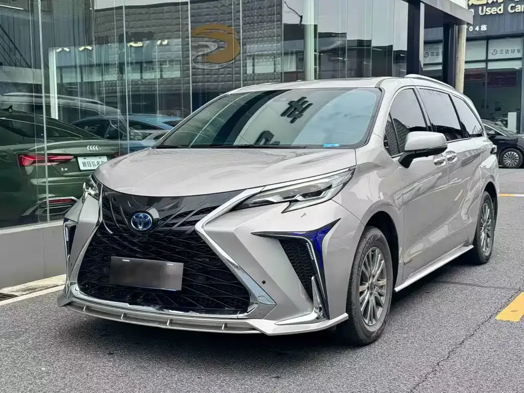 Toyota Sienna 2023 из CN, фото 1