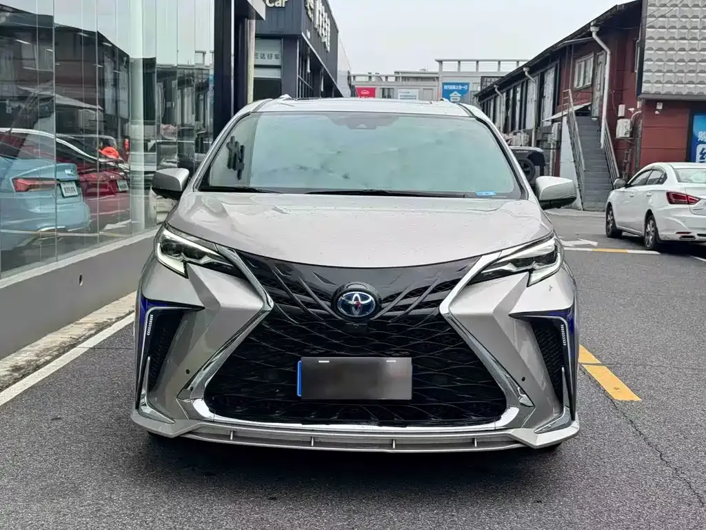 Toyota Sienna 2023 из CN, фото 2