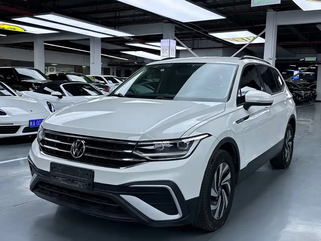 Volkswagen Tiguan L — фото 1