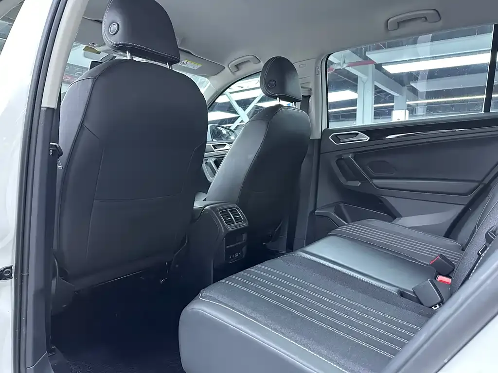 Volkswagen Tiguan L — фото 10
