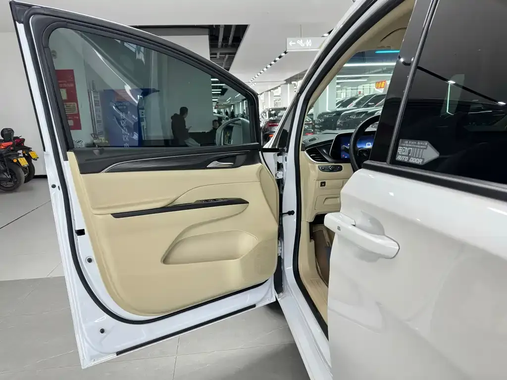 Buick GL8 2023 из CN, фото 6
