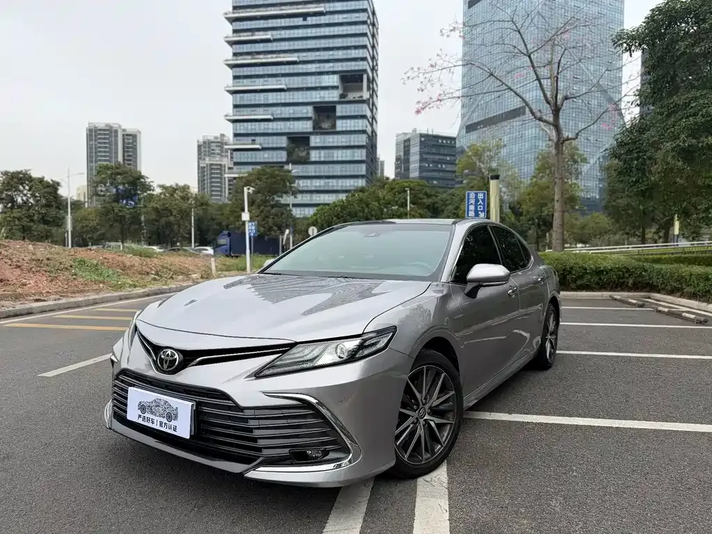 Toyota Camry — фото 1