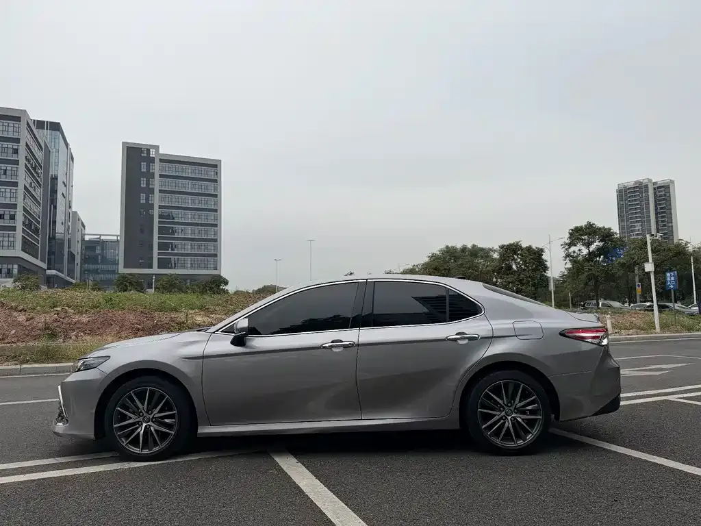 Toyota Camry — фото 4