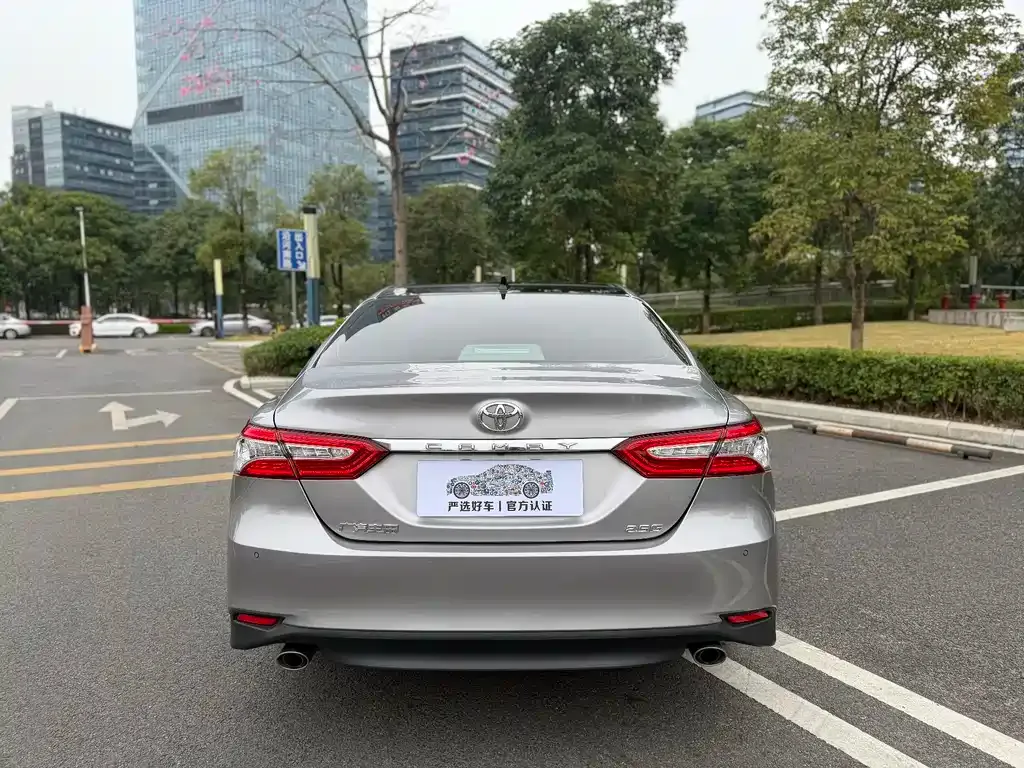 Toyota Camry — фото 5