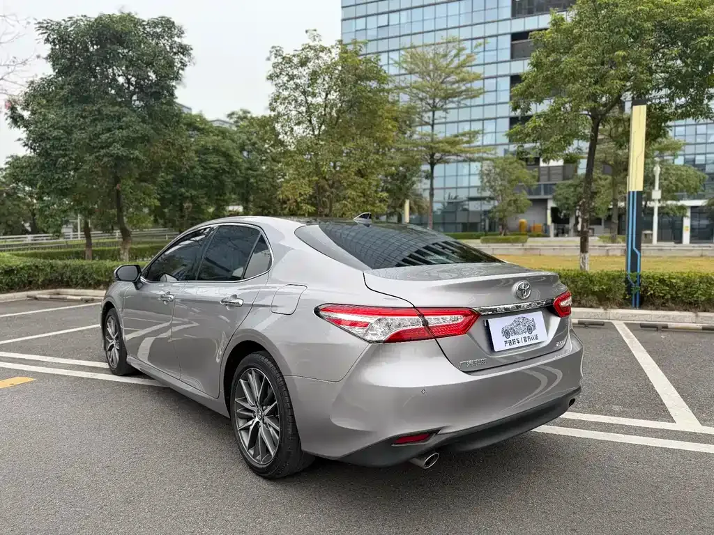 Toyota Camry — фото 6