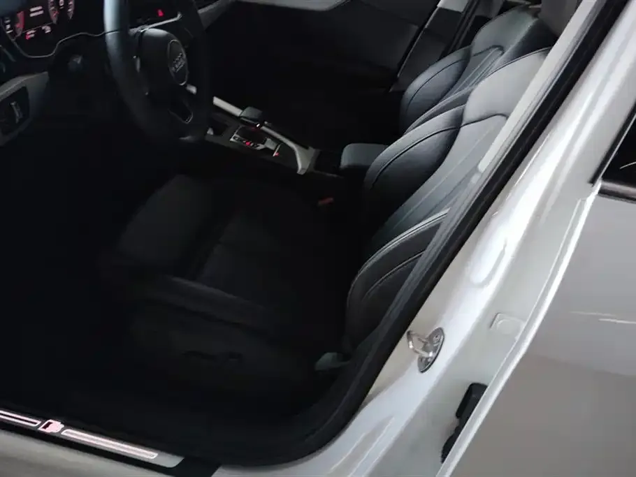 Audi A4L 2022 из CN, фото 9