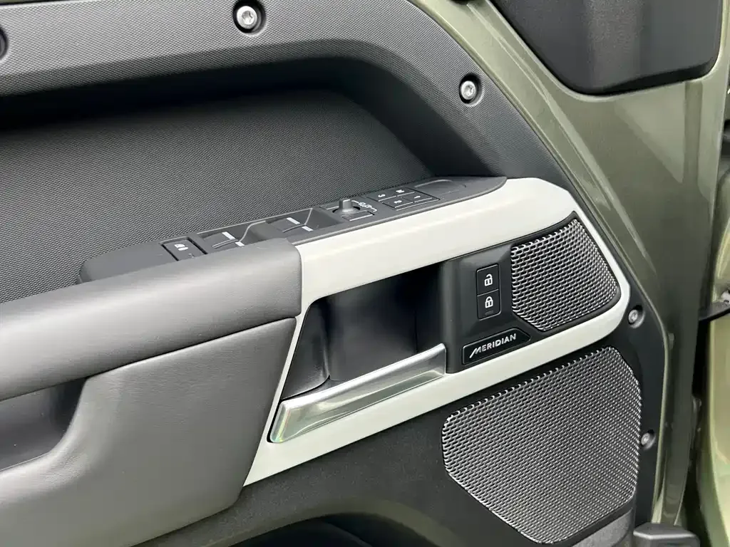 Land Rover Defender — фото 10