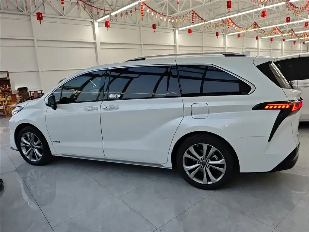 Toyota Sienna — фото 5