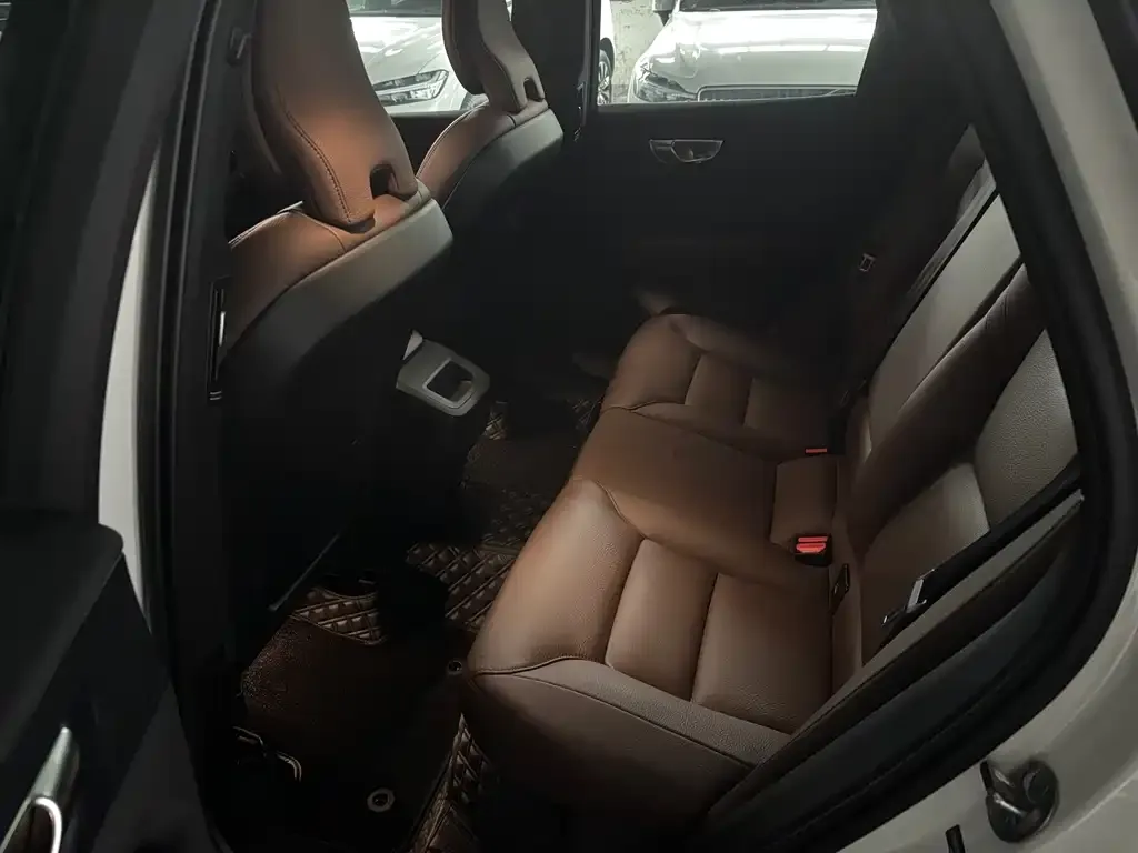 Volvo XC60 — фото 10