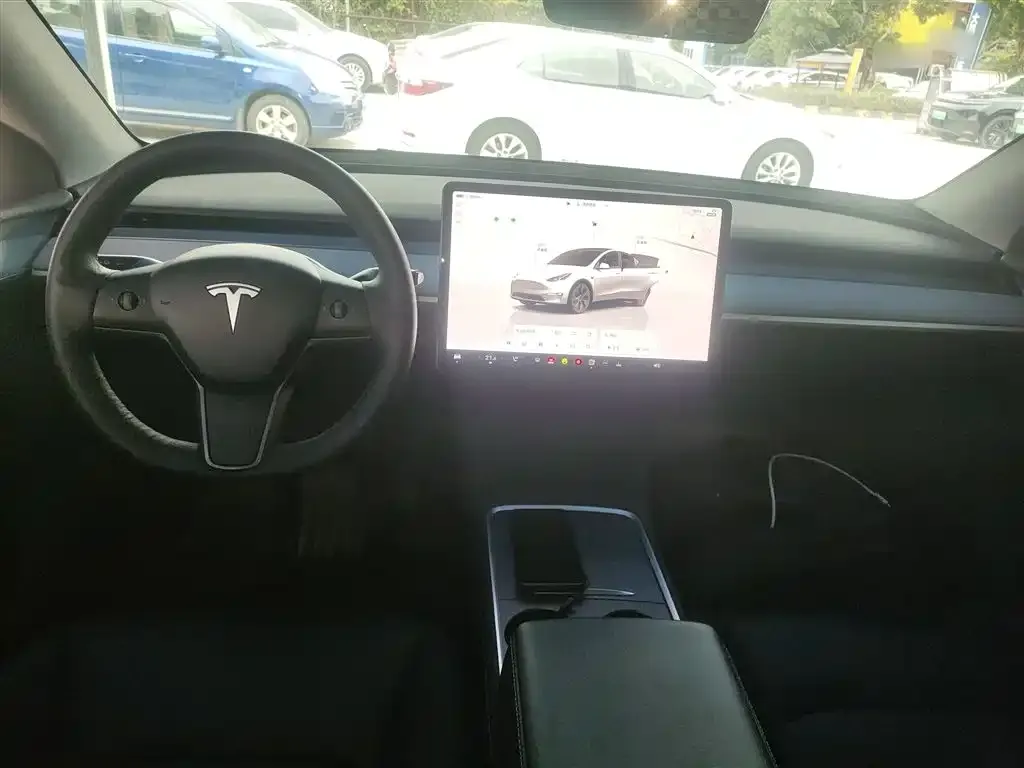 Tesla Model Y — фото 10