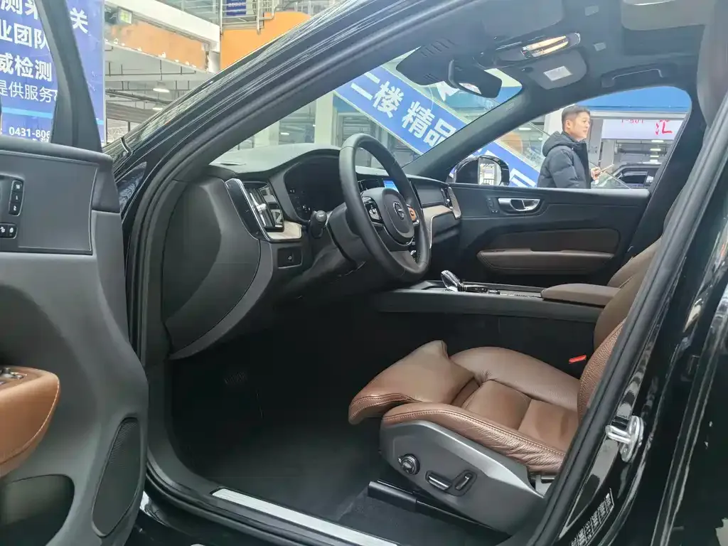 Volvo XC60 2022 из CN, фото 8