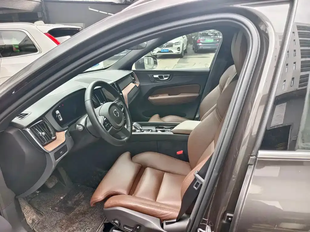 Volvo XC60 2024 из CN, фото 6