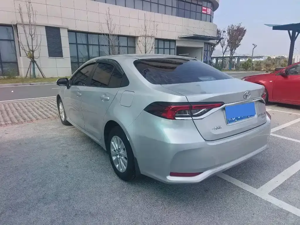 Toyota Corolla — фото 5