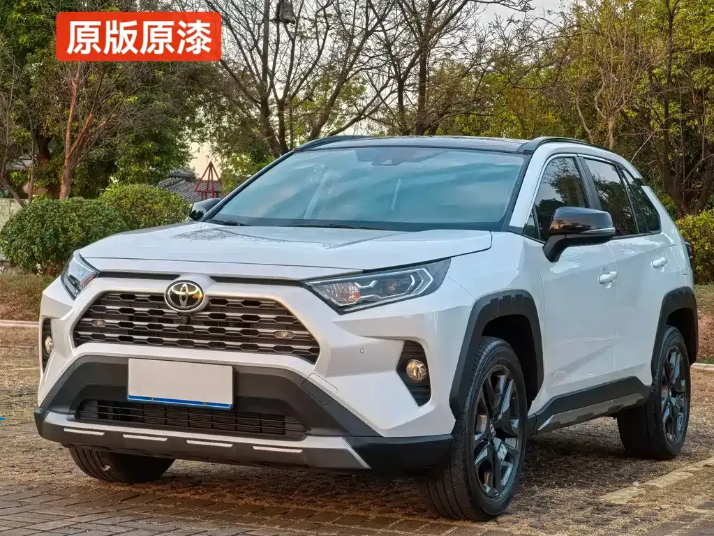 Toyota RAV4 — фото 1