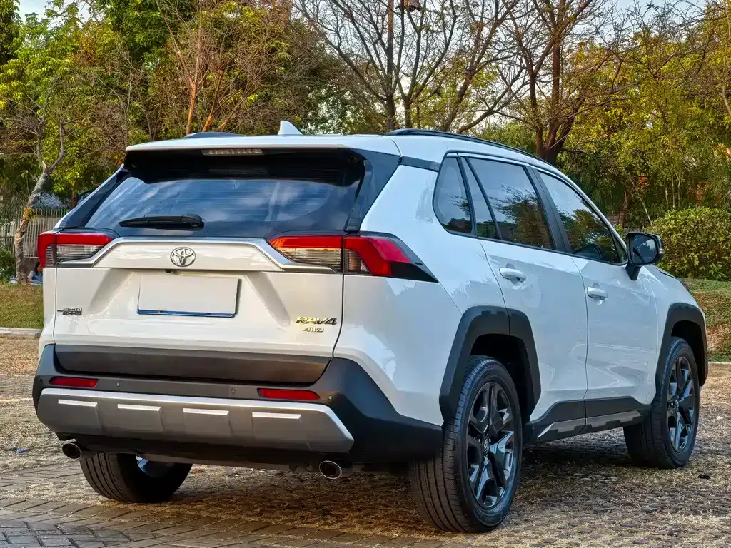 Toyota RAV4 — фото 8