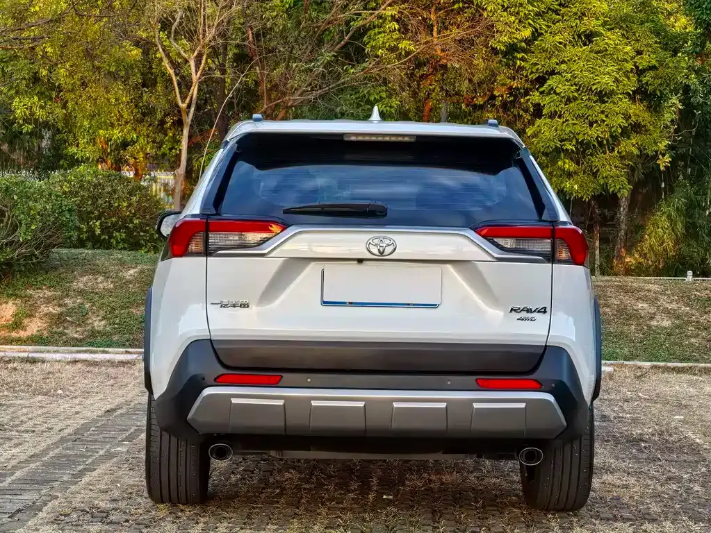 Toyota RAV4 — фото 9