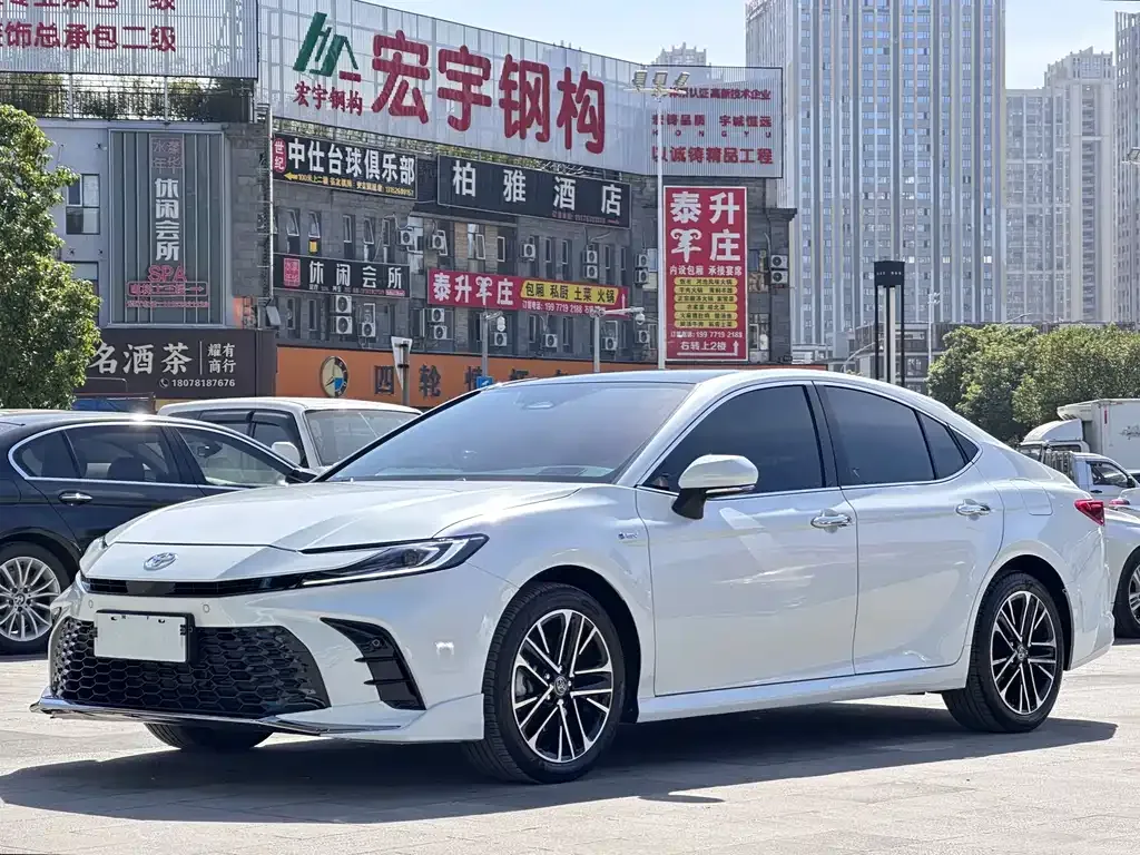 Toyota Camry — фото 1