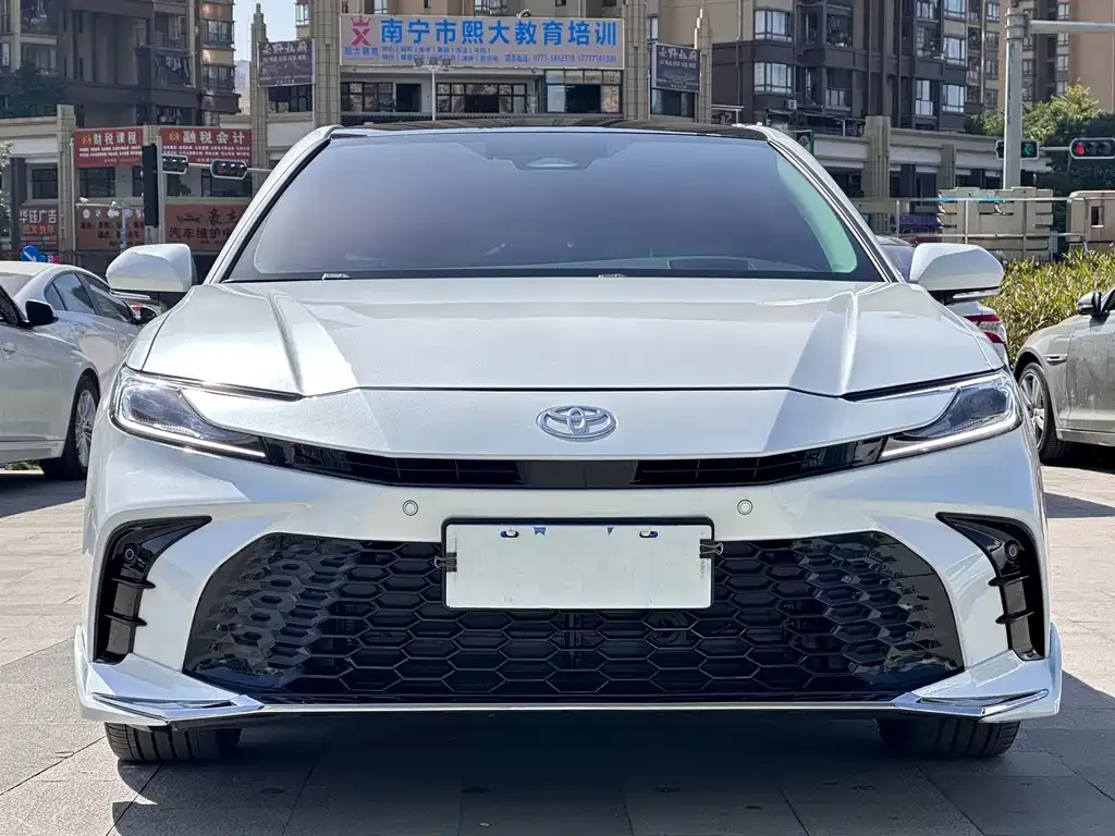 Toyota Camry — фото 2