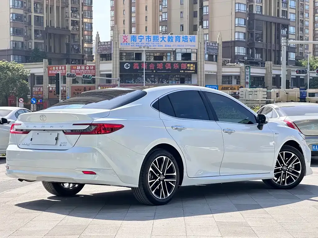 Toyota Camry — фото 4