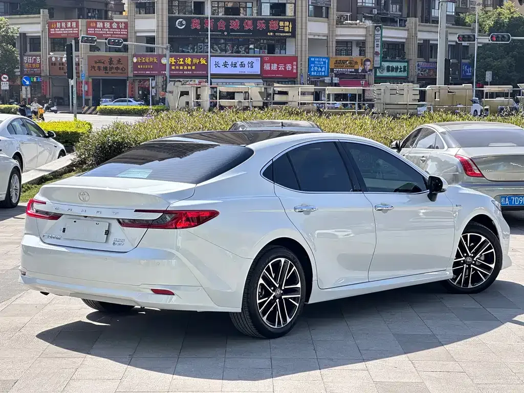 Toyota Camry — фото 5