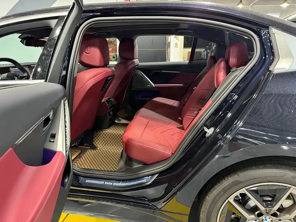 BMW 5 Series 2025 из CN, фото 8