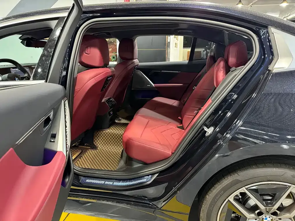 BMW 5 Series 2025 из CN, фото 9