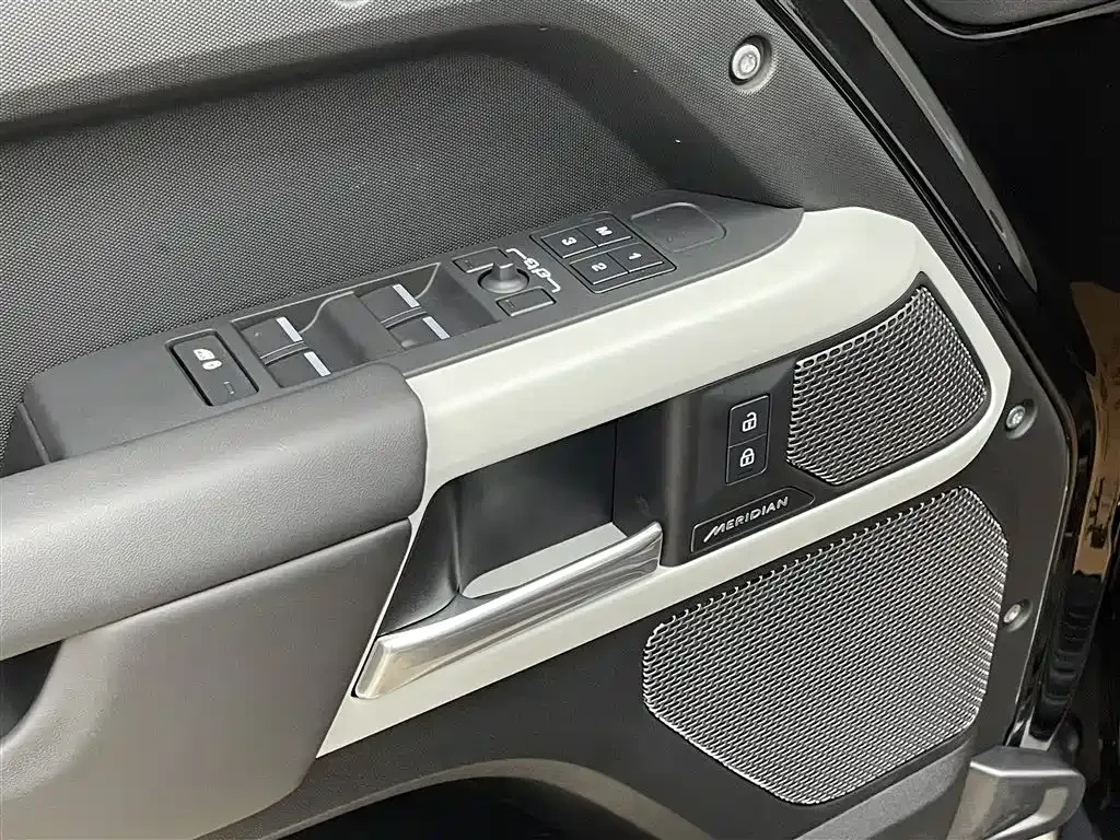 Land Rover Defender — фото 10