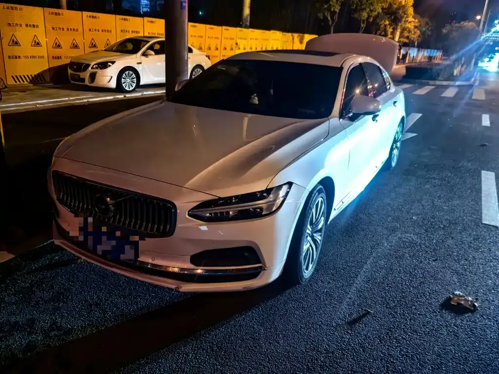 Volvo S90 — фото 1